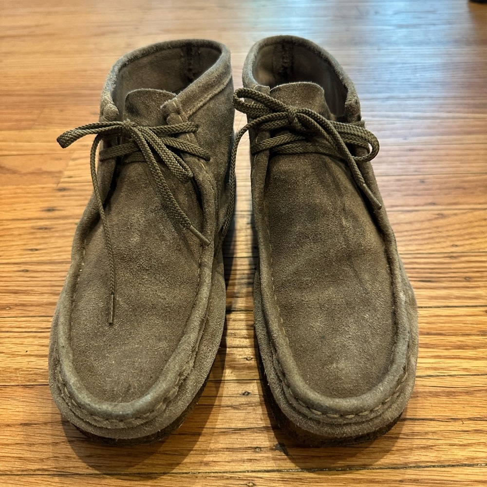 Clarks women’s Wallabee suede 9.5 tan olive brown